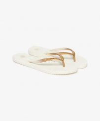 Superdry Klapki Core Metallic z gumy i EVA – OFF WHITE. Białe klapki damskie Superdry, bez wzorów, z gumy, bez obcasa, bez zapięcia. Za 77.50 zł.