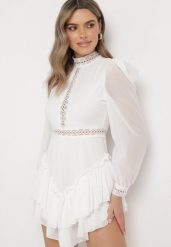 Biała Rozkloszowana Sukienka Kombinezon Mini z Falbankami Gilha. Białe sukienki damskie Born2be, z aplikacjami, z koronki, bez ramiączek. W wyprzedaży za 152.99 zł.