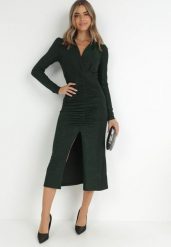 Czarno-Zielona Sukienka Dopasowana z Marszczeniem i Kopertowym Dekoltem Madi. Zielone sukienki damskie Born2be, bez wzorów, klasyczne, bez ramiączek. Za 159.99 zł.