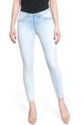 WRANGLER SKINNY CROP CRYSTAL BLUES W28MGU28B 112128456. Niebieskie rurki damskie Wrangler, bez wzorów, z jeansu. W wyprzedaży za 89.99 zł.