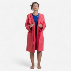 Szlafrok na basen damski Watko 500 Compact. Czerwone szlafroki damskie NABAIJI, bez wzorów, z bawełny, bez kaptura. Za 119.99 zł.