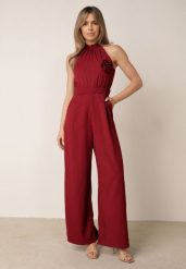 Bordowy Kombinezon Elegancki z Broszką Różą 3D i Dekoltem Halter Thaelima. Czerwone sukienki damskie Born2be, bez wzorów, eleganckie, bez ramiączek. Za 159.99 zł.