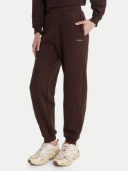 Guess Spodnie dresowe V6RB15 K9V31 Brązowy Regular Fit. Brązowe spodnie dresowe damskie Guess, s, z aplikacjami, z bawełny. Za 299.99 zł.