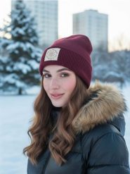 Prążkowana czapka beanie - bordowy. Czerwone czapki damskie Sinsay, bez wzorów, prążkowane. Za 29.99 zł.