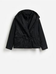 Kurtka z połyskującej tkaniny - czarny. Czarne kurtki damskie Reserved, l, bez wzorów, z tkaniny, bez kaptura. Za 259.99 zł.