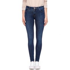 WRANGLER SUPER SKINNY SUMMER NIGHT W29JGT12X 112128560. Niebieskie rurki damskie Wrangler, bez wzorów, z jeansu. W wyprzedaży za 99.99 zł.