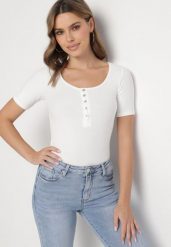 Biały Prążkowany T-shirt z Bawełny Ozdobiony Guzikami Tasavia. Białe t-shirty damskie Born2be, m, z aplikacjami, z bawełny, bez kołnierzyka. Za 49.99 zł.