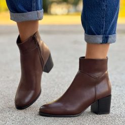 Brązowe ze skóry eko botki damskie na obcasie Sergio Leone Bt631. Brązowe botki damskie Sergio Leone, ze skóry, bez obcasa, na obcasie, bez zapięcia. Za 189.00 zł.