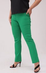 Zielone spodnie Nilda z prostą nogawką wysoki stan PLUS SIZE XXL. Zielone spodnie materiałowe damskie Nasi partnerzy, bez wzorów, z elastanu, krótkie. Za 159.90 zł.
