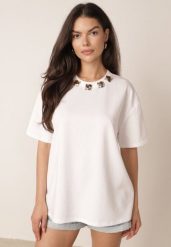 Biały Bawełniany T-shirt Oversize z Biżuteryjnymi Aplikacjami przy Dekolcie Tesana. Białe t-shirty damskie Born2be, uniwersalny, z aplikacjami, z bawełny, bez kołnierzyka. Za 69.99 zł.