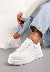 Białe Sneakersy na Grubej Podeszwie z Perforacją i Ozdobą Gumowym Misiem Aireth. Białe obuwie sportowe damskie Renee, z gumy, bez zapięcia. Za 99.99 zł.
