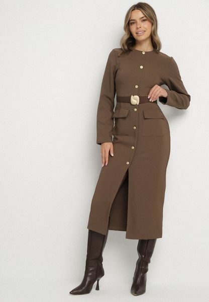Brązowa Elegancka Sukienka z Ozdobnymi Guzikami i Paskiem z Klamrą Esmilea. Brązowe sukienki damskie Born2be, bez wzorów, biznesowe, bez ramiączek. Za 169.99 zł.