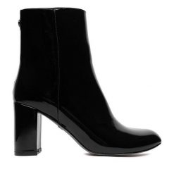 Botki Nine West. Czarne botki damskie Nine West, bez obcasa, na słupku, bez zapięcia. Za 279.99 zł.