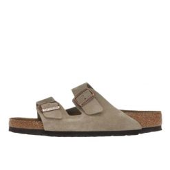 Klapki damskie Birkenstock Arizona. Brązowe klapki damskie Birkenstock, bez wzorów, z materiału, bez obcasa, bez zapięcia. Za 1,054.12 zł.
