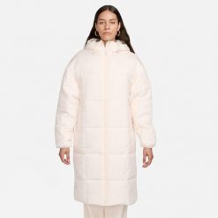 Kurtka uniwersalna damska Nike FB7675838. Brązowe kurtki damskie Nike, na zimę, uniwersalny, bez wzorów, z materiału, z kapturem. Za 435.00 zł.