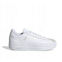 Buty do chodzenia damskie adidas VL Court Bold. Białe obuwie sportowe damskie Adidas, bez zapięcia, trekkingowe. W wyprzedaży za 319.00 zł.