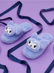 Kapcie Kuromi - fioletowy. Fioletowe kapcie damskie Sinsay. W wyprzedaży za 33.99 zł.