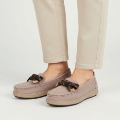 Mokasyny damskie Filippo, cholewka skóra naturalna zamszowa fason wsuwany ozdobna klamra na przodzie miękka linia noska stabilna podeszwa delikatnie. Brązowe mokasyny damskie Filippo, ze skóry, bez obcasa. Za 189.00 zł.