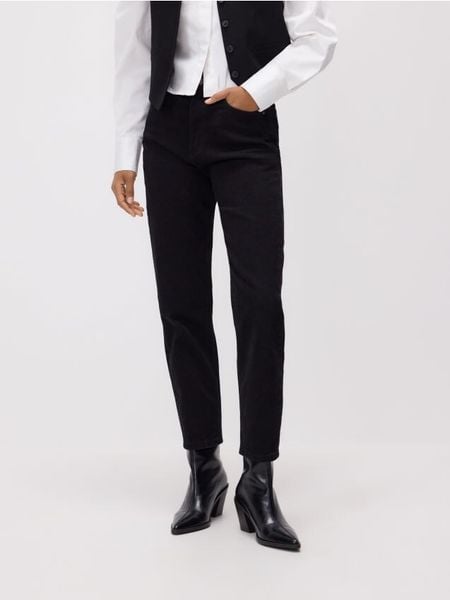 Jeansy mom fit slim - czarny. Czarne jeansy damskie Reserved. Za 129.99 zł.