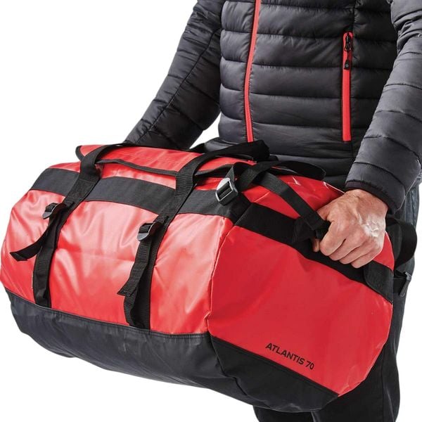 Wodoodporna Torba Na Sprzęt Atlantis. Czarne torby sportowe STORMTECH, bez wzorów, z materiału. Za 394.99 zł.