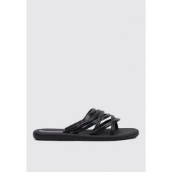 Klapki damskie Ipanema 83606AW816. Czarne klapki damskie Ipanema, bez wzorów, z materiału, bez obcasa, bez zapięcia. Za 84.99 zł.