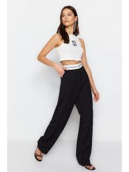 Trendyol Spodnie w kolorze czarnym rozmiar: 36. Czarne spodnie materiałowe damskie Trendyol, bez wzorów, z materiału. Za 69.91 zł.