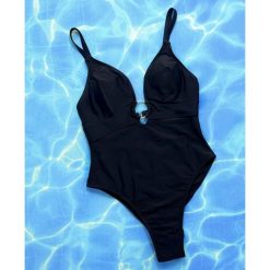 Strój kąpielowy jednoczęściowy z paseczkami na plażę i basen Tana. Czarne stroje jednoczęściowe Intica, bez wzorów. Za 149.00 zł.