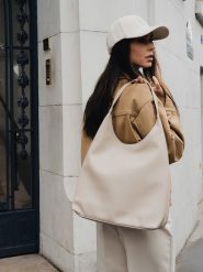 Maison héritage PARIS Skórzany shopper bag "Kira" w kolorze kremowym - 35 x 32 x 13 cm rozmiar: onesize. Brązowe shopper bag maison héritage PARIS, bez wzorów, z materiału, na ramię, bez dodatków. Za 369.99 zł.