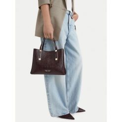Torebka Nine West. Czerwone torebki klasyczne damskie Nine West, bez dodatków. Za 299.99 zł.