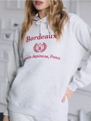 Bluza hoodie z haftowanym napisem - szary. Szare bluzy damskie Sinsay, l, bez wzorów, bez kaptura. Za 49.99 zł.