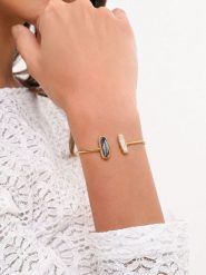 L'Atelier de Gaia Pozłacana bransoletka z masą perłową rozmiar: onesize. Białe bransoletki damskie L'Atelier de Gaia, pozłacane. Za 38.95 zł.