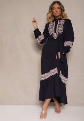 Granatowa Wiskozowa Sukienka Boho o Rozkloszowanym Kroju ze Stójką i Haftem Kolessaria. Niebieskie sukienki damskie Renee, z aplikacjami, z poliesteru, boho, bez ramiączek. W wyprzedaży za 211.99 zł.