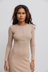 Dopasowana sukienka maxi z napami w kolorze BEIGE- MENSA-XL. Brązowe sukienki damskie Marsala, bez wzorów, z bawełny, eleganckie, bez ramiączek. Za 319.90 zł.
