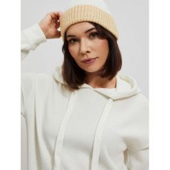 Dwukolorowa czapka. Czapki damskie MOODO, bez wzorów, z elastanu. W wyprzedaży za 17.99 zł.