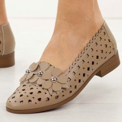 Beżowe ażurowe półbuty damskie M.Daszyński 25113-7. Brązowe półbuty damskie M.Daszyński, na lato, z aplikacjami, ze skóry, bez obcasa, na płaskiej podeszwie, bez zapięcia. Za 219.00 zł.