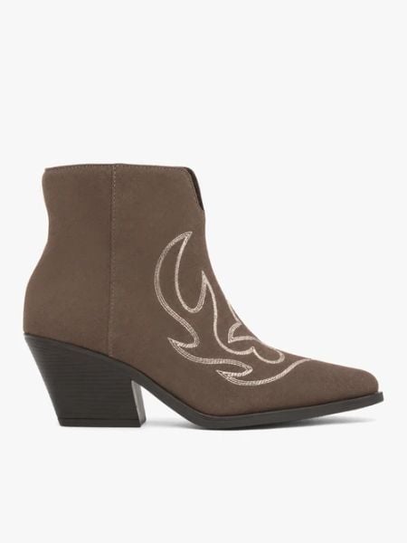 Brązowe botki kowbojki z przeszyciami. Brązowe botki damskie Ryłko, ze skóry, za kostkę, bez obcasa, na obcasie, bez zapięcia. Za 499.99 zł.