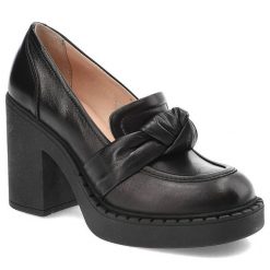 Czarne Półbuty Simen Skórzane Eleganckie Buty Na Obcasie. Czarne półbuty damskie Simen, z aplikacjami, ze skóry, bez obcasa, na obcasie, bez zapięcia. Za 439.00 zł.