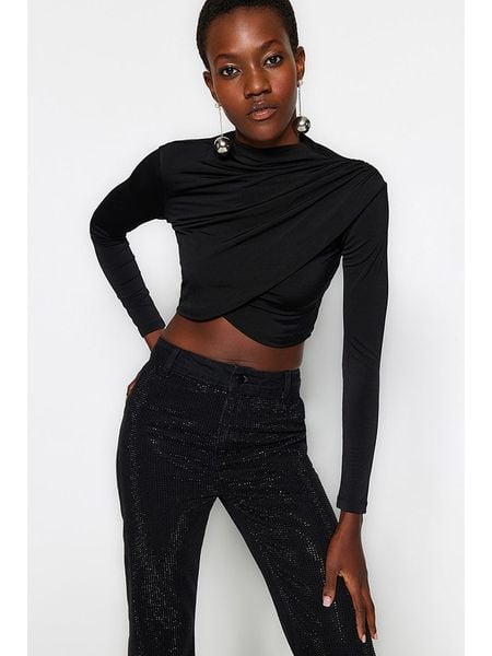 Trendyol Koszulka w kolorze czarnym rozmiar: M. Czarne bluzki damskie Trendyol, m, bez wzorów, bez kołnierzyka, bez ramiączek. Za 61.60 zł.