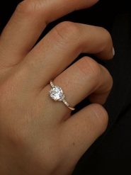 DIA DIAMONDS Pozłacany pierścionek z diamentami i topazem rozmiar: 58. Żółte pierścionki damskie DIA DIAMONDS, z diamentem, pozłacane. Za 259.13 zł.