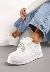Białe Sneakersy z Szerokimi Sznurowadłami Ozdobione Tłoczeniami i Wstawką przy Podeszwie Ulares. Białe obuwie sportowe damskie Renee, z materiału, bez zapięcia. Za 79.99 zł.
