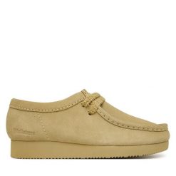 Półbuty Clarks. Brązowe półbuty damskie Clarks, bez wzorów, bez obcasa, na płaskiej podeszwie, bez zapięcia. Za 429.99 zł.