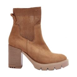 Lewski Shoes Zamszowe Ażurowe Botki Damskie Na Słupku Camel Lewski 3386 beżowy. Brązowe botki damskie ze skóry, bez obcasa, na obcasie, bez zapięcia. Za 504.46 zł.