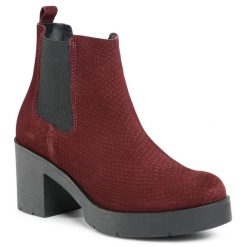 Botki Lasocki. Czerwone botki damskie Lasocki, bez obcasa, na słupku, bez zapięcia. Za 111.99 zł.