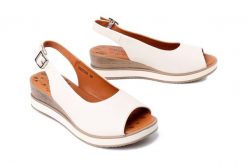 Artiker Relaks 56C2316, sandały damskie. Brązowe sandały damskie Artiker Relaks, bez wzorów, ze skóry, bez obcasa, na koturnie, bez zapięcia. Za 219.90 zł.