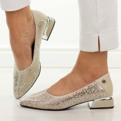 Beżowe ażurowe skórzane czółenka damskie Vinceza 99201. Brązowe czółenka damskie VINCEZA, w ażurowe wzory, z jeansu, bez obcasa, na obcasie. Za 249.00 zł.