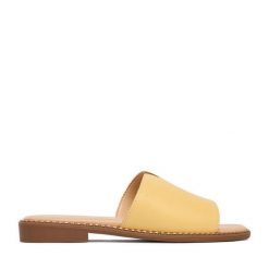 Klapki Lasocki. Żółte klapki damskie Lasocki, bez wzorów, bez obcasa, bez zapięcia. Za 139.99 zł.