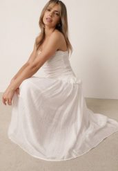 Biała Koktajlowa Sukienka Ozdobiona Marszczeniem i Falbanką w Talii Artialla. Białe sukienki damskie Born2be, bez wzorów, eleganckie, bez ramiączek. Za 169.99 zł.