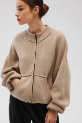 Sweter zapinany na zamek w kolorze BEIGE - TUMBLY. Brązowe swetry klasyczne damskie Marsala, z kaszmiru, bez kołnierzyka. Za 589.90 zł.