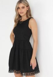 Czarna Taliowana Sukienka Mini z Ozdobną Koronką Veronisa. Czarne sukienki damskie Born2be, bez wzorów, z koronki, wakacyjne, bez ramiączek. Za 179.99 zł.