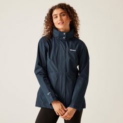 Kurtka przeciwdeszczowa trekkingowa damska Daysha. Niebieskie kurtki damskie Regatta, l, bez wzorów, z softshellu. W wyprzedaży za 229.99 zł.